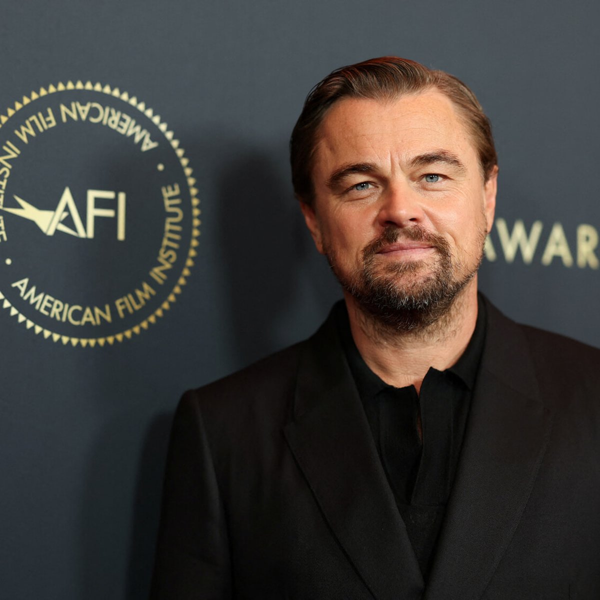 レオナルド・ディカプリオ、動画でカマラ・ハリスへの投票を呼びかける。