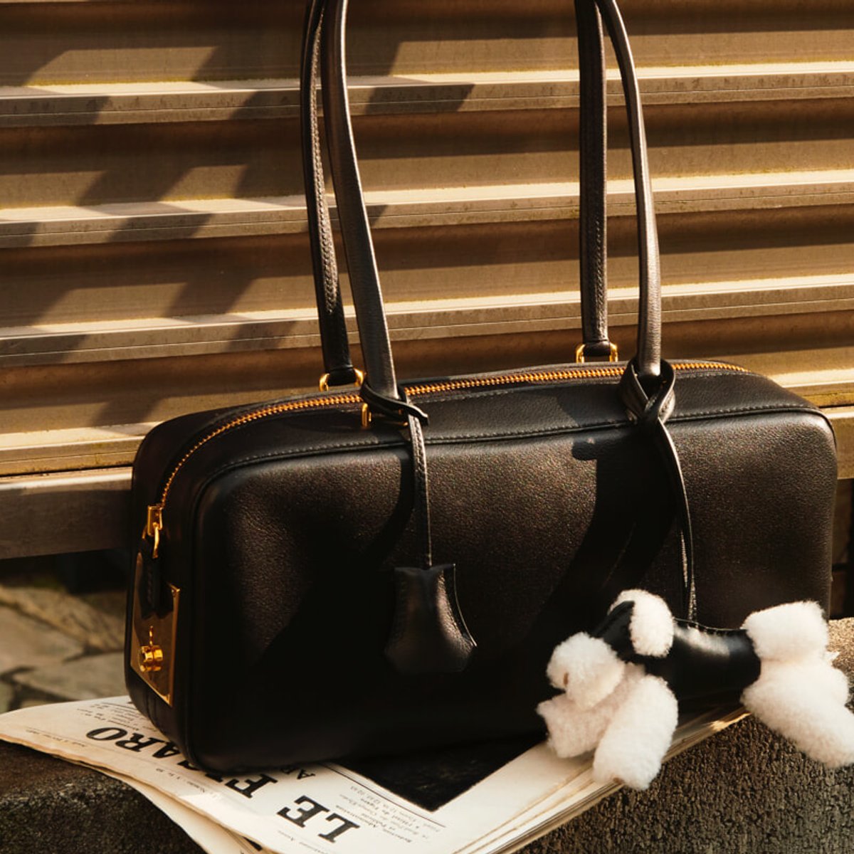 秋冬の本命バッグはこれ！ ユーモアで魅せる品格のトップハンドルバッグ。