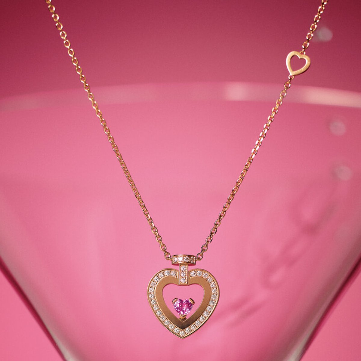 フレッドのネックレスが紡ぐ、スイートな物語。