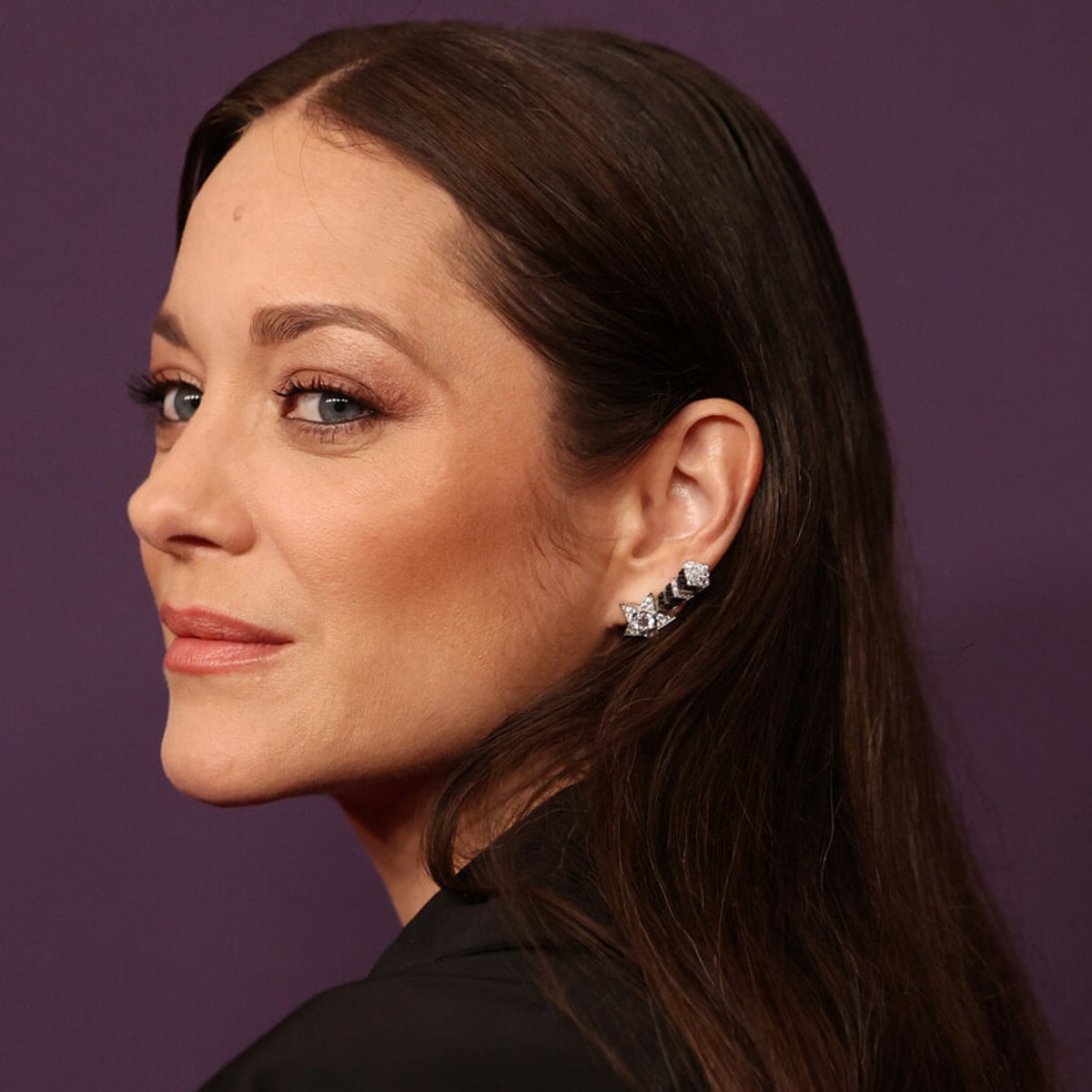 マリオン・コティヤール、ハロウィンに投稿した網タイツと黒いショーツ姿が話題に！