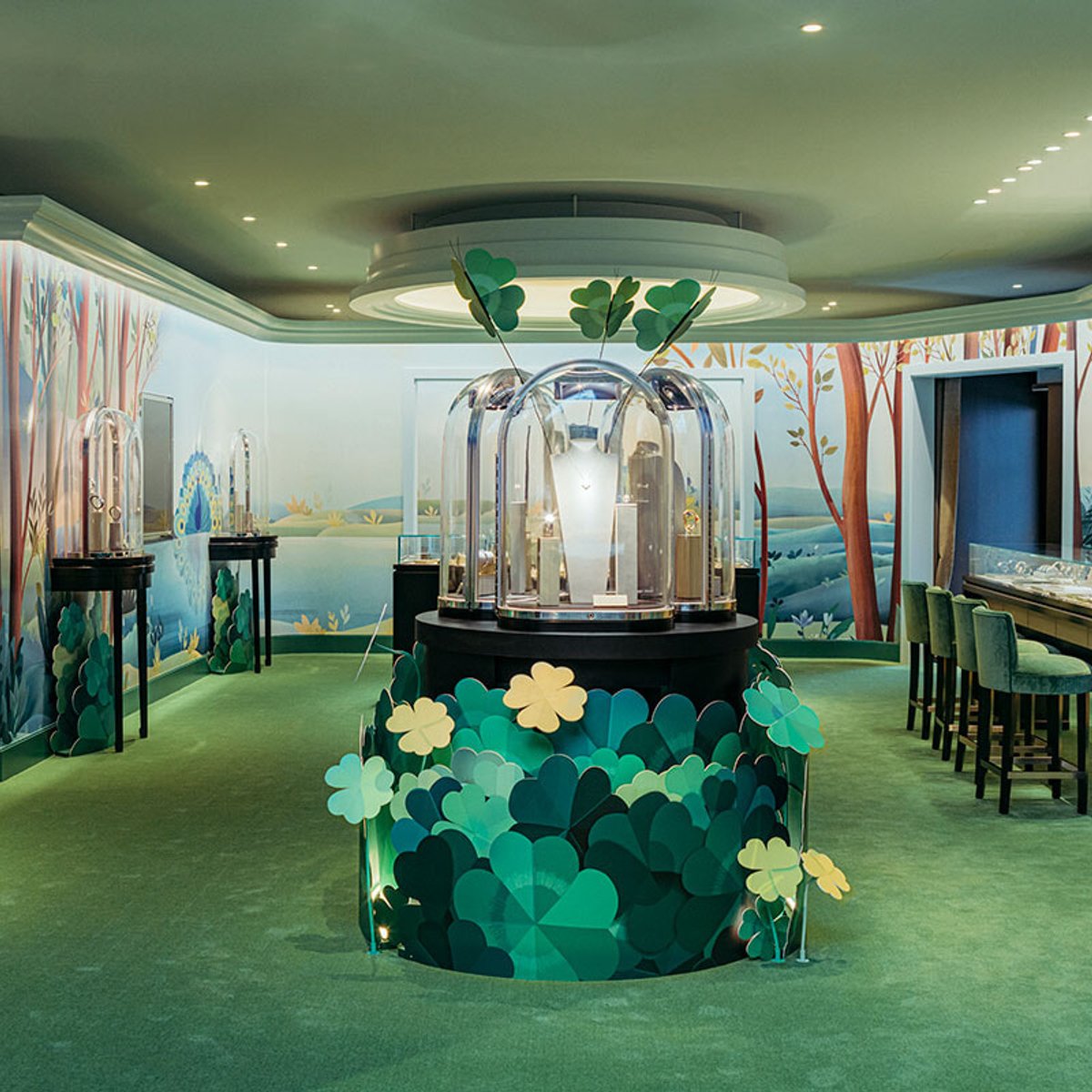 241031-vancleefarpels-1x1-2.jpg
