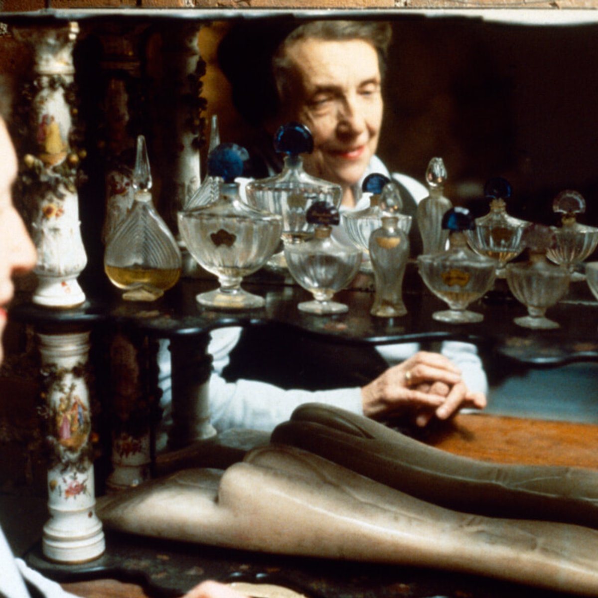 香りとアートの素敵な関係。アーティスト、ルイーズ・ブルジョワが愛した香水、ゲランの「シャリマー」とは？