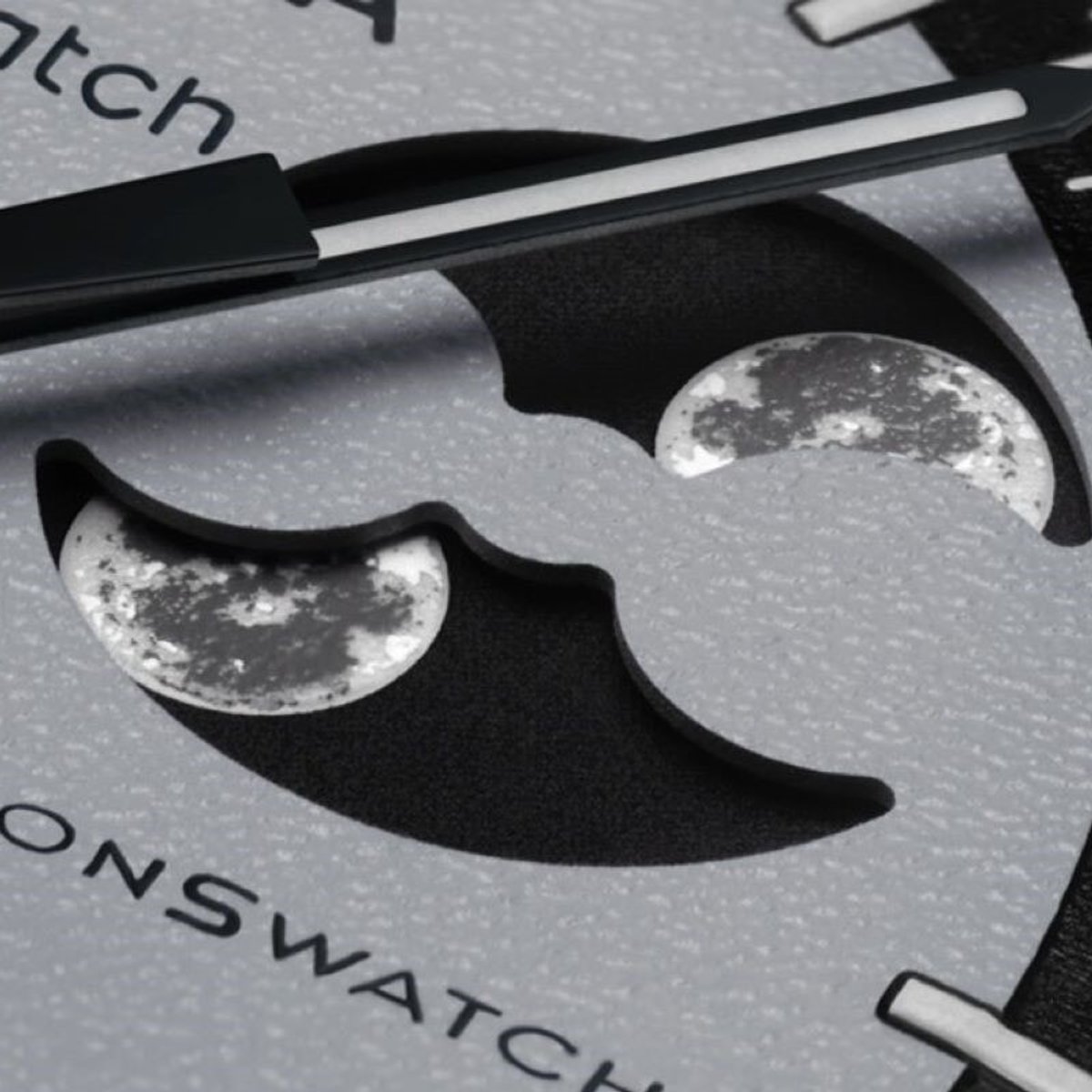 月から見た地球を讃える、スウォッチ✖︎オメガの新作。