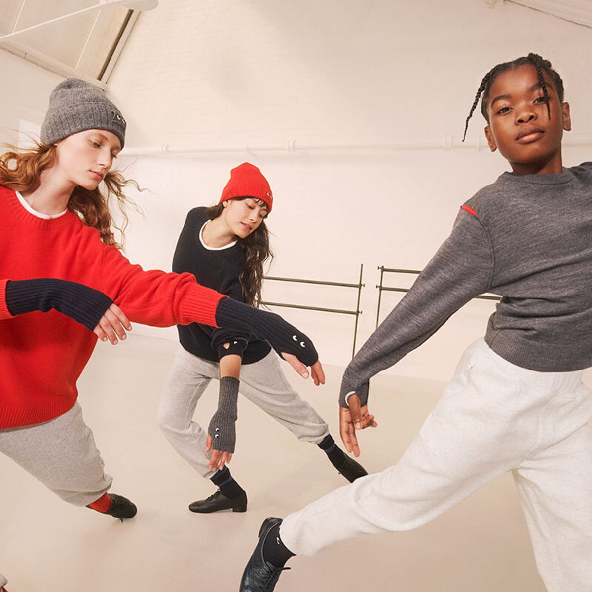 ユニクロが、アニヤ・ハインドマーチと再タッグ！ 今回も遊び心あふれたアイテムを豊富に展開。