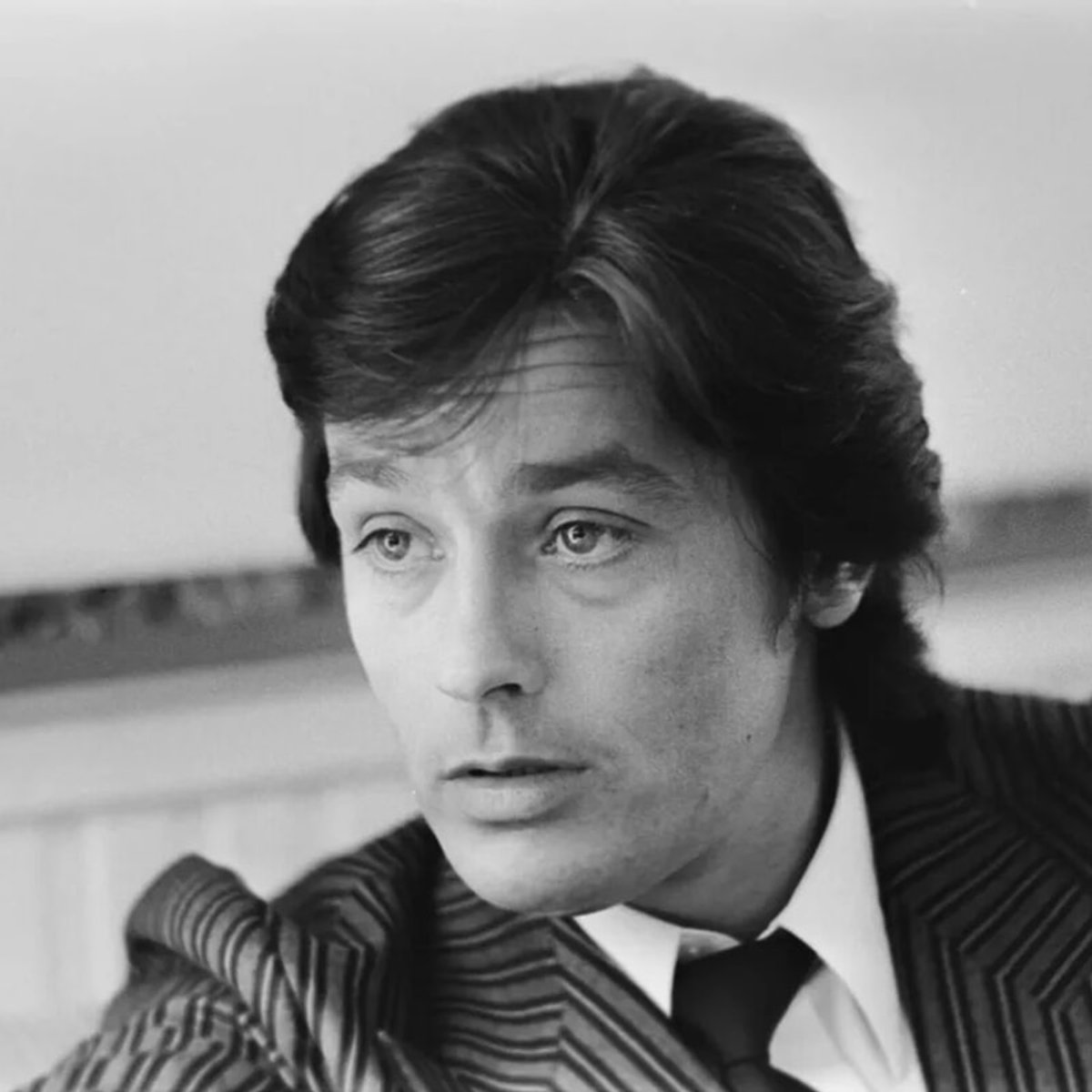 アラン・ドロン、新しい伝記でバイセクシャル疑惑を報じられる。