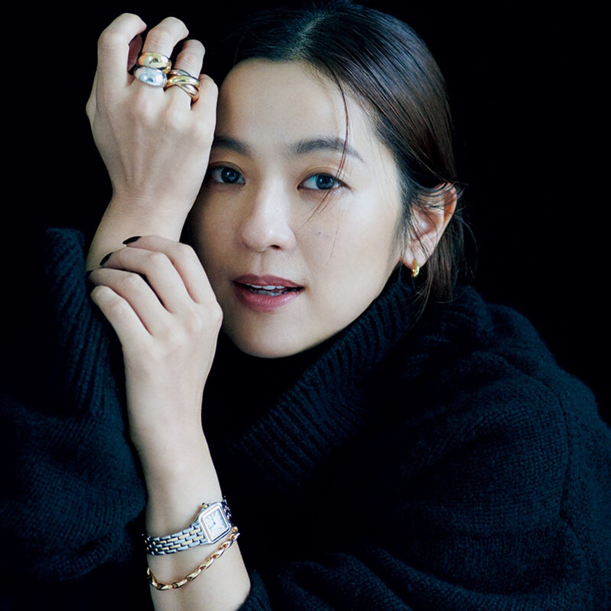 【中村アン】27歳の時に購入したカルティエのパンテールを主役に、ゴールド×シルバーを重ね付け。