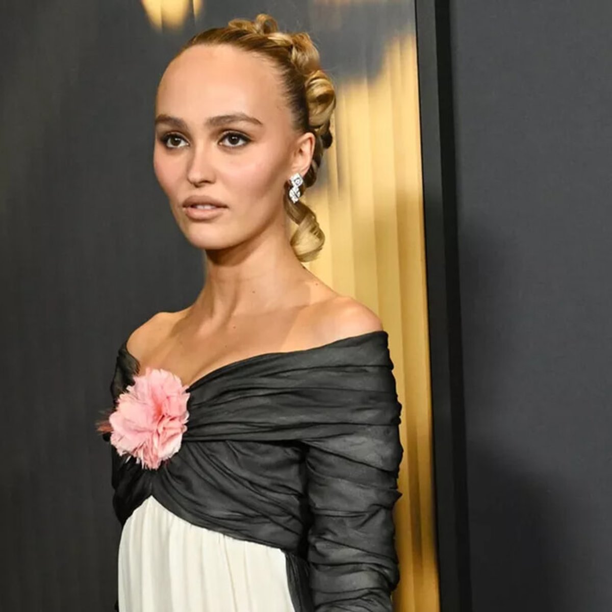 リリー＝ローズ・デップ、20年前の母と同じドレスを着て登場！