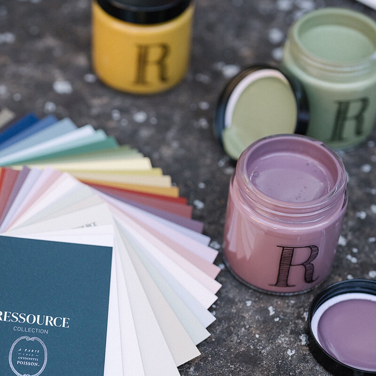 模様替え、アントワネット・ポワソンの30色のペンキが強い味方。