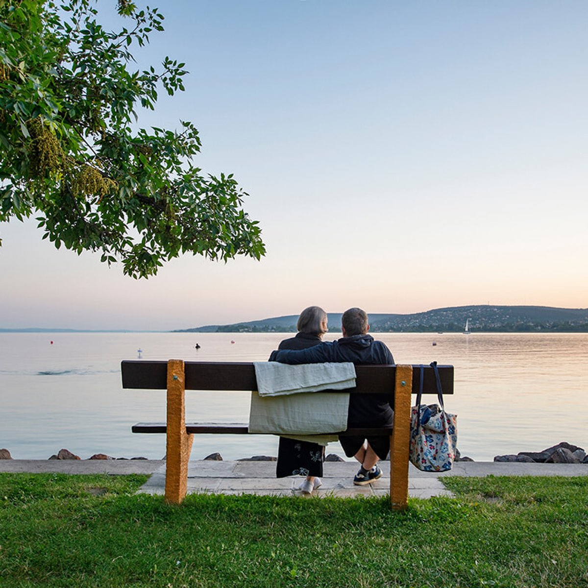 スウェーデン流の幸せな老いの秘訣、「手ぶらで行かない」とは？