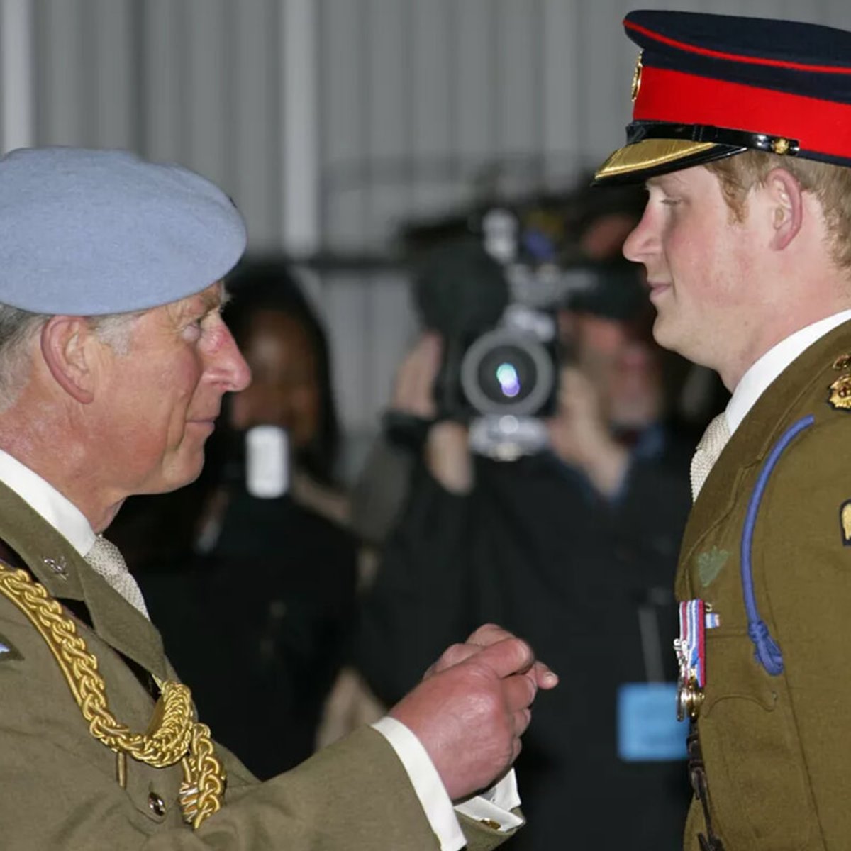 ダイアナ妃の死後、チャールズ国王はハリー王子を「犠牲」にした？