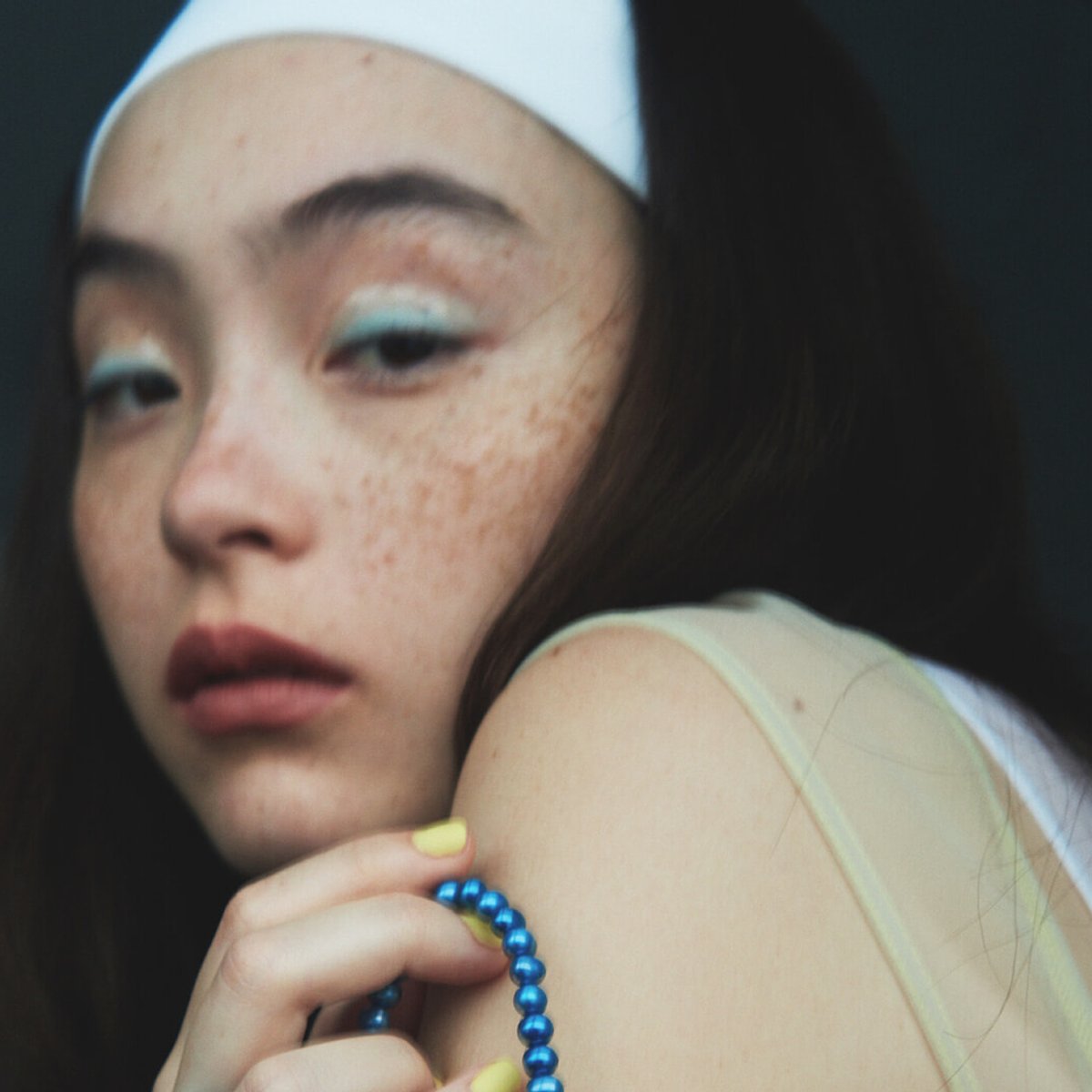 予算3000円以下で見つける大人のプチプラ美容。 冬の静けさに映えるブルーのメイクアップ。