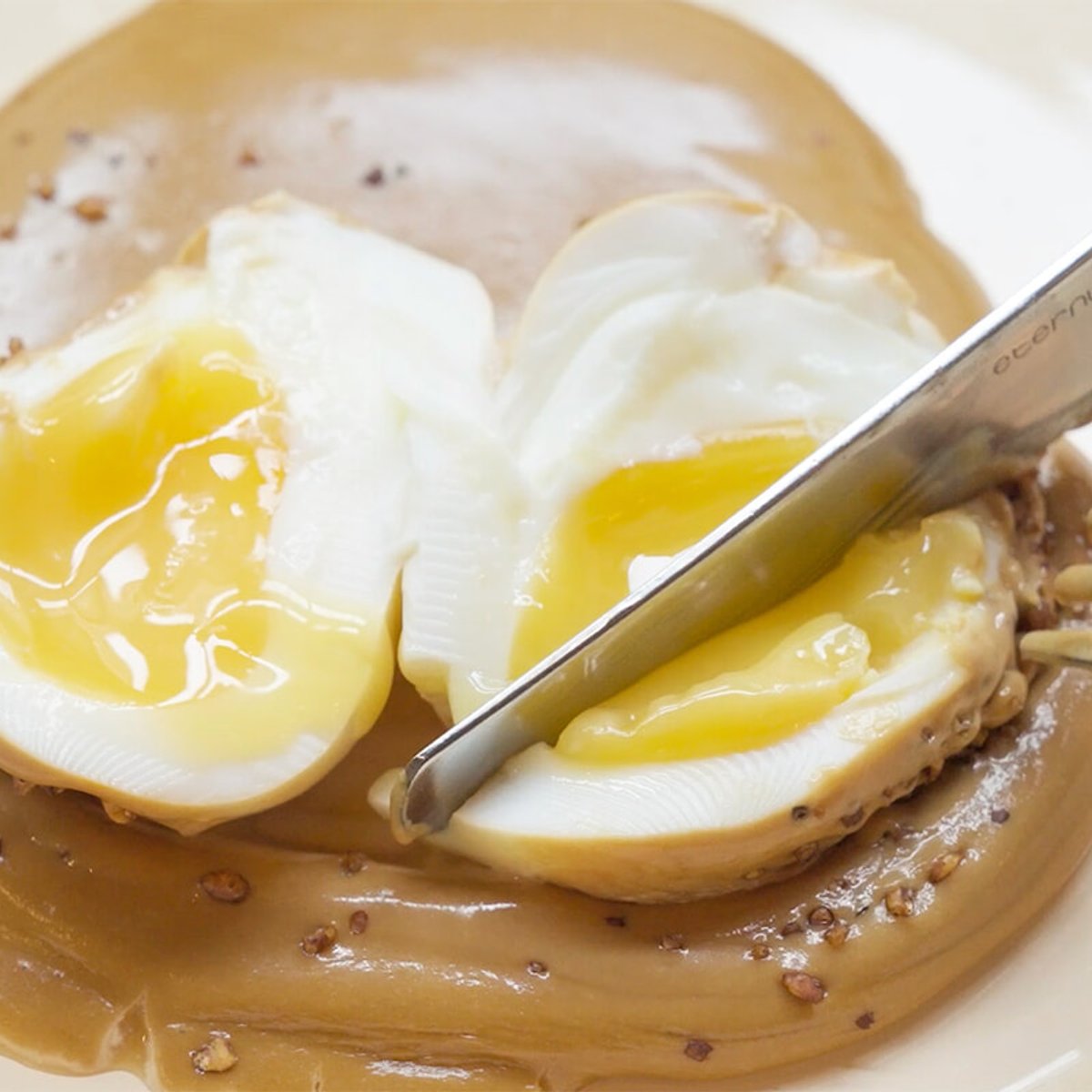 パリジェンヌも夢中になる、日本風の半熟ウフ・マヨネーズの隠し味は？