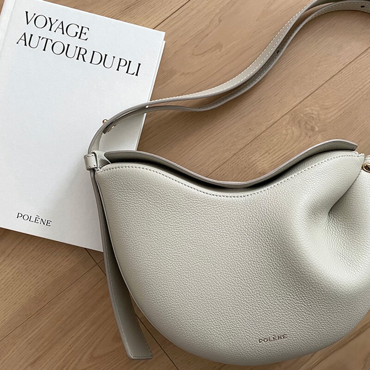 ミニマルなポレーヌのバッグがちょうどいい。