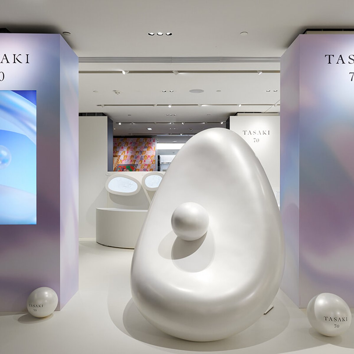 ホリデーシーズンのパリで、タサキの70周年記念イベントが開催中！