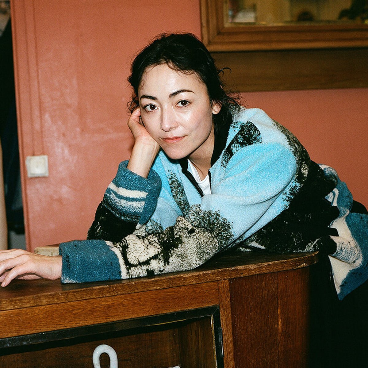 パリで見せた俳優／アーティスト美波の素顔。【アニエスベーと迎える、ホリデーの時間。Vol.2】