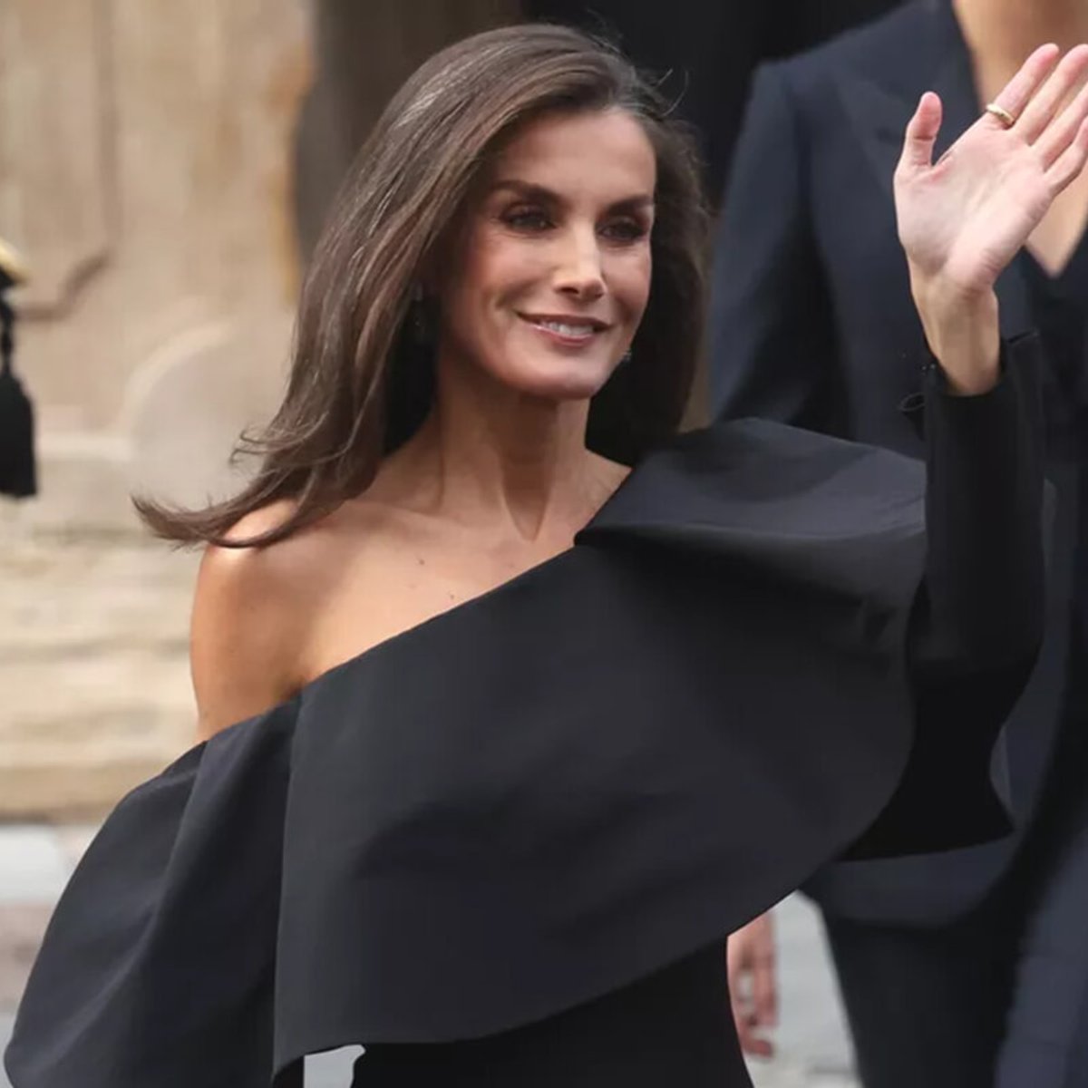 スペインのレティシア王妃、公式ポートレートで着用したバレンシアガのドレスの秘密。