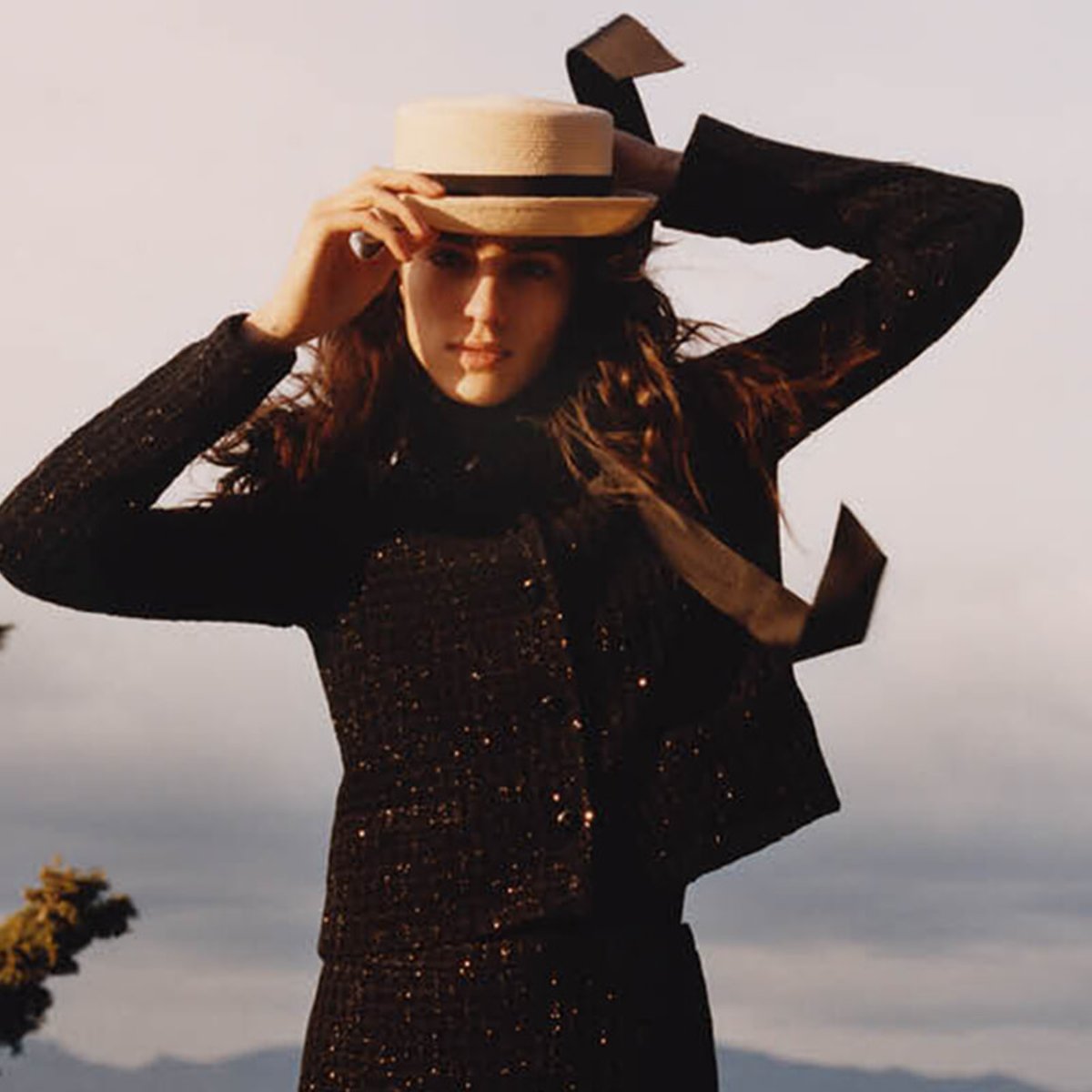 ジェイミー・ホークスワースが手がけるシャネル2024/25年クルーズコレクションのキャンペーンヴィジュアルをお届け。