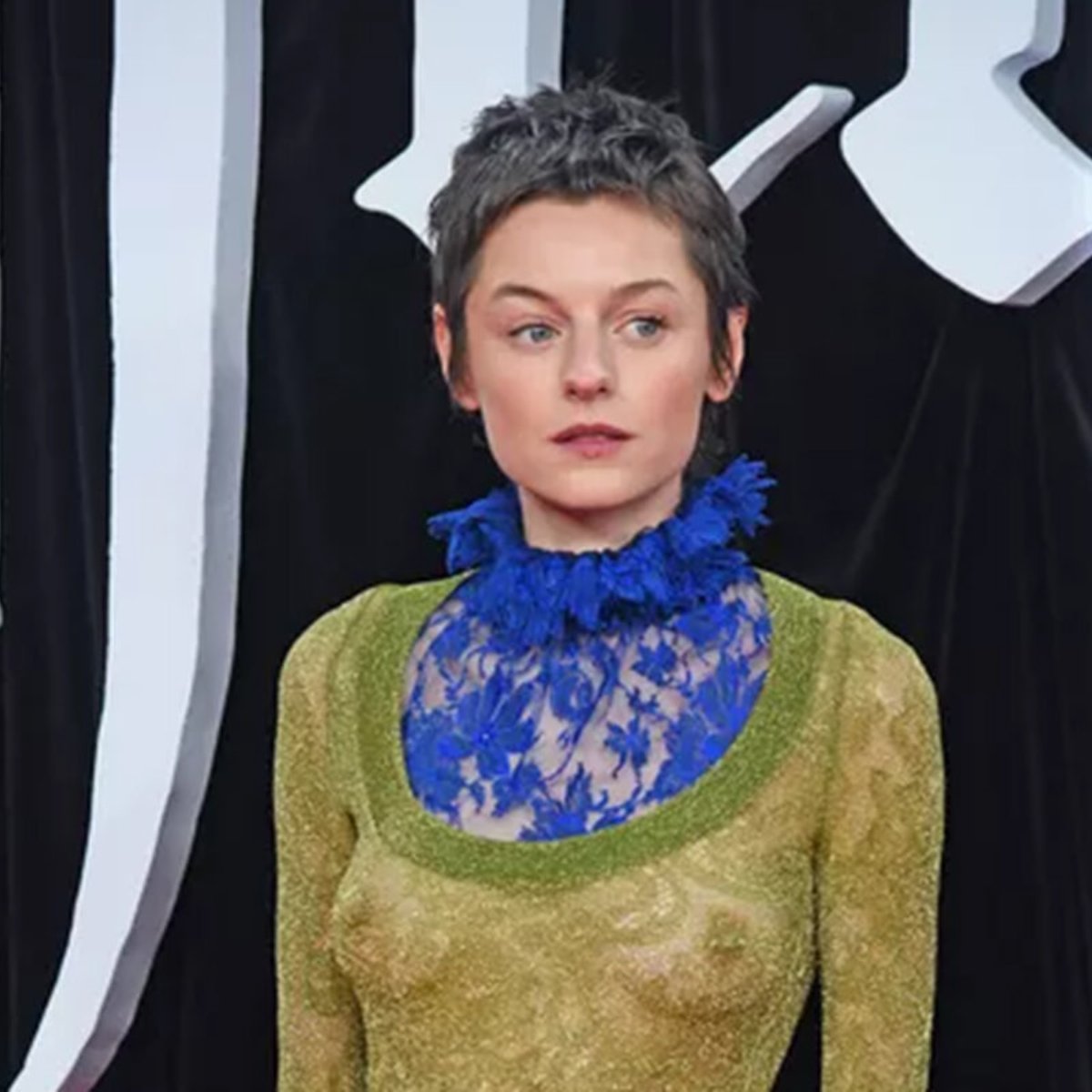 シースルードレスを纏ったエマ・コリン、ロンドンのレッドカーペットに登場し話題騒然。