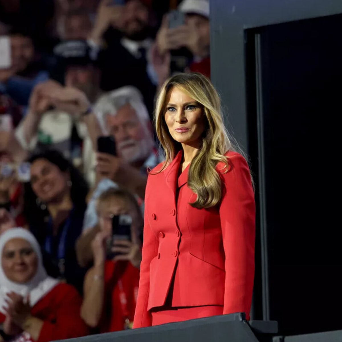 メラニア・トランプ、「愛国的な」クリスマスの飾りを発表。