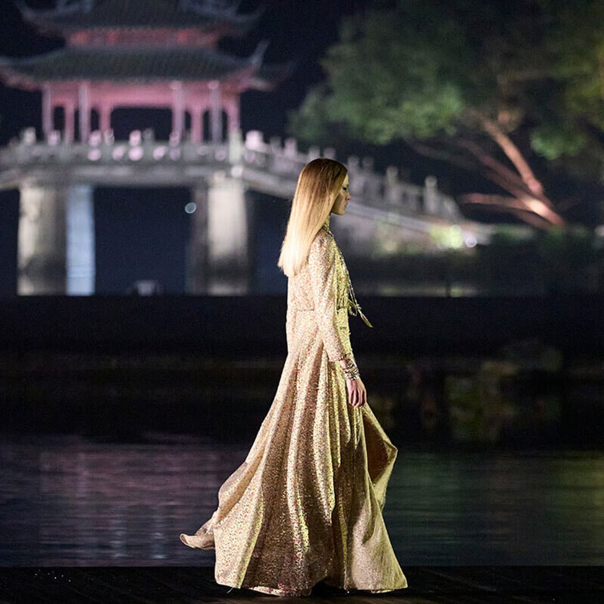 【是枝裕和監督が写した安藤サクラ、出口夏希】シャネル2024/25年メティエダールコレクションは中国・西湖が着想源。