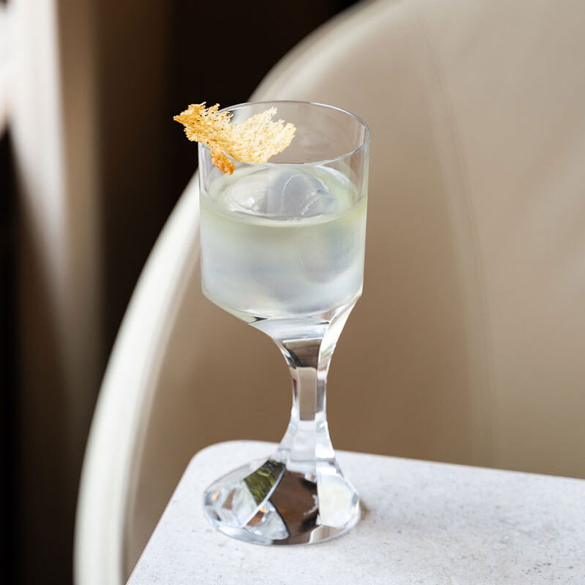 デュカス バカラ、ミディ‐ミニュイでグラスの美とカクテルに酔う。