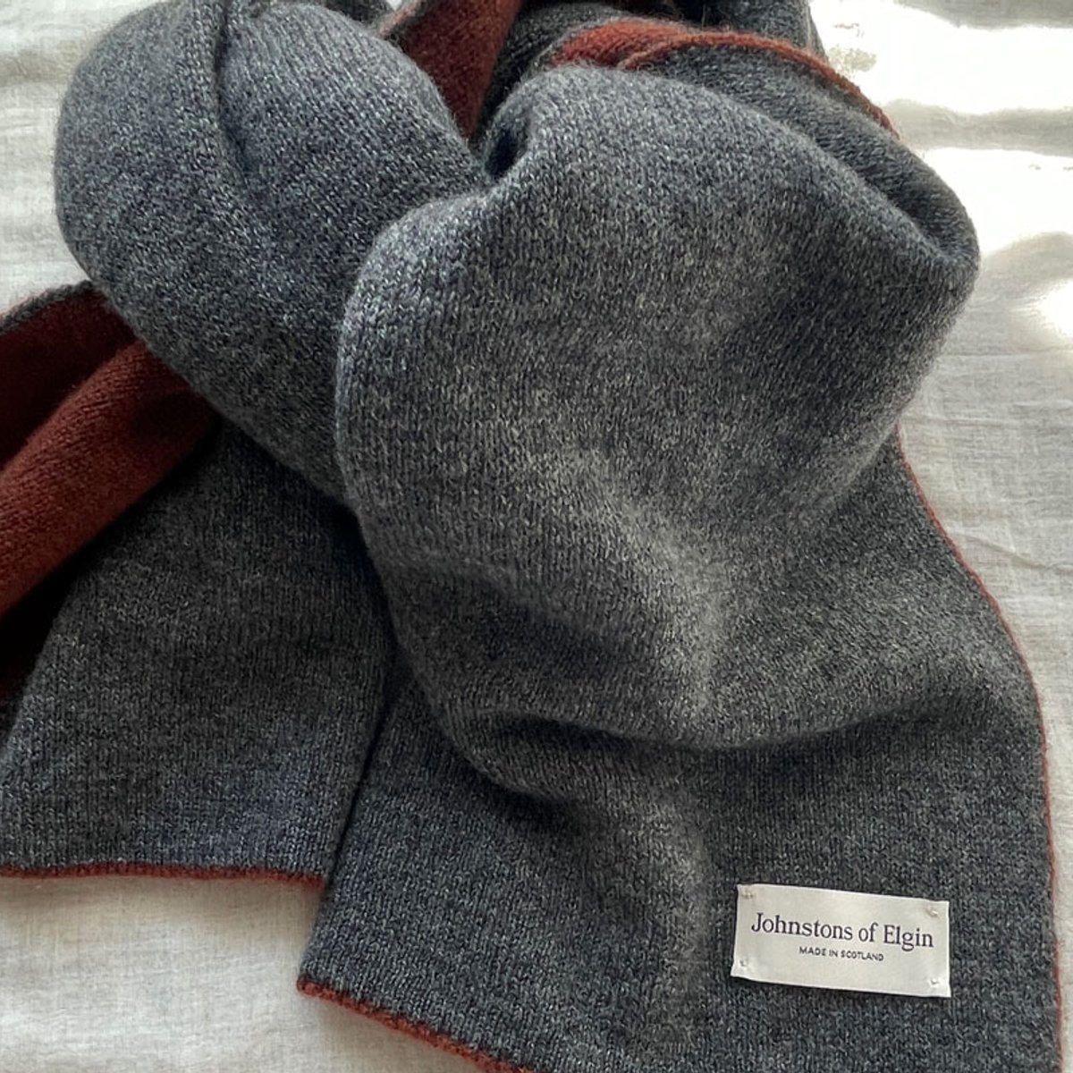 暖冬にも最適、ジョンストンズ・オブ・エルガンのショートストール。