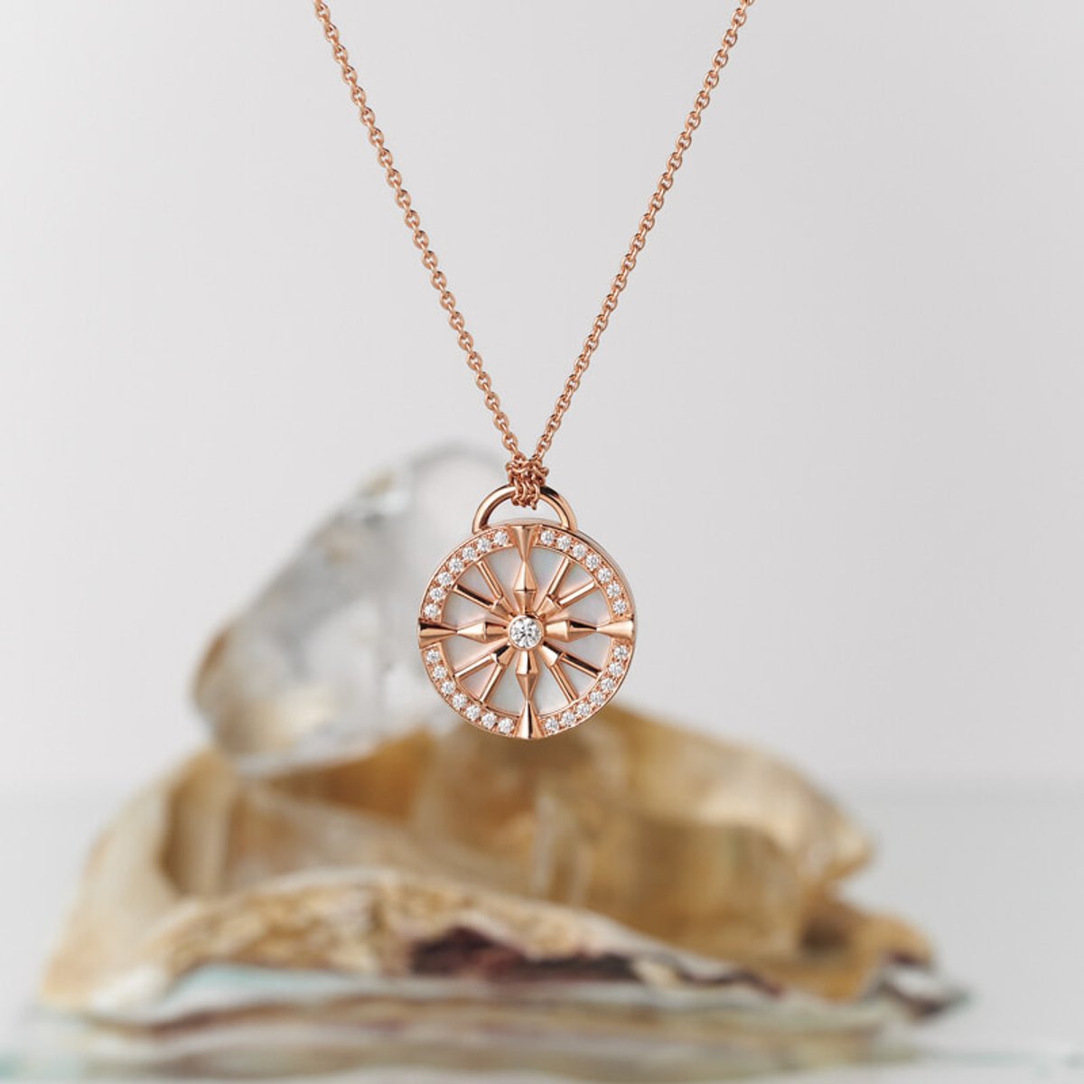 幸運を招くパワーを秘めて。ミキモトのペンダント「ラッキー アローズ」にプレシャスな新作が登場。