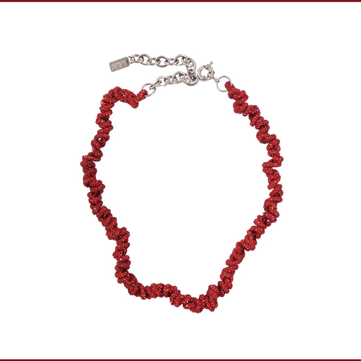 毎日の着こなしを華やかに仕上げる、クリスタル＆真っ赤なネックレス。