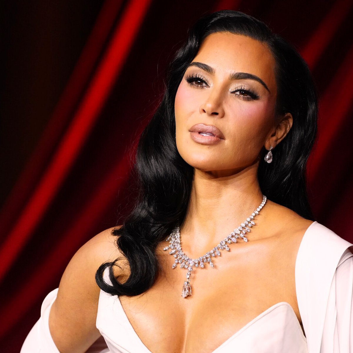 キム・カーダシアンのランジェリーブランド、広告に登場した本人の写真が物議を醸した理由とは？