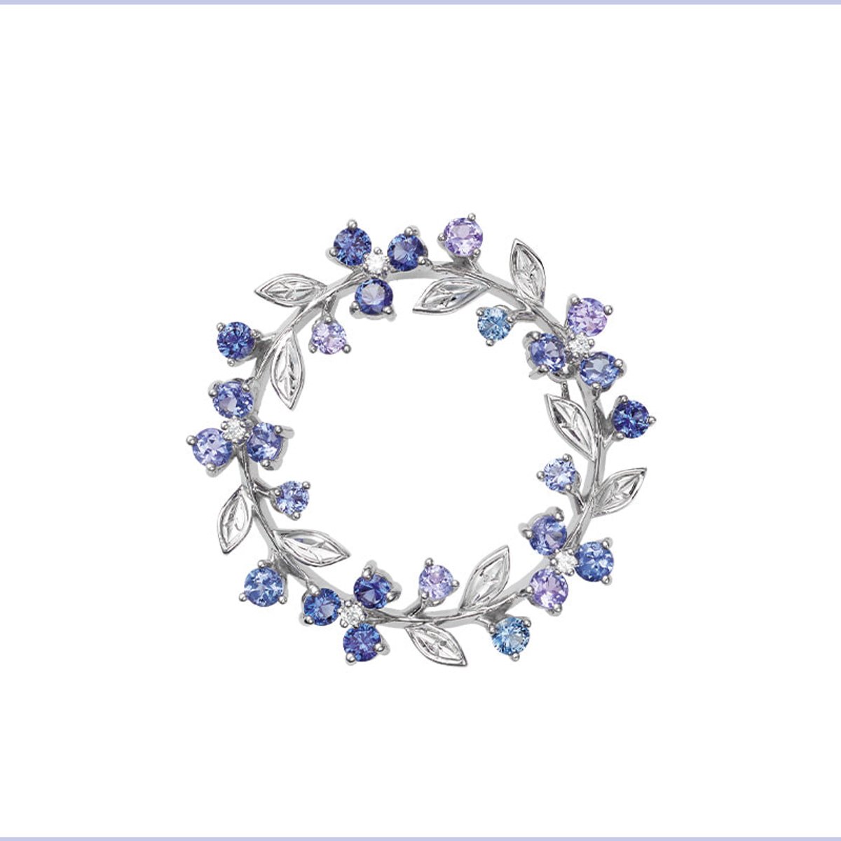 ミキモトらしい上品なブルーグラデーションをブローチで。