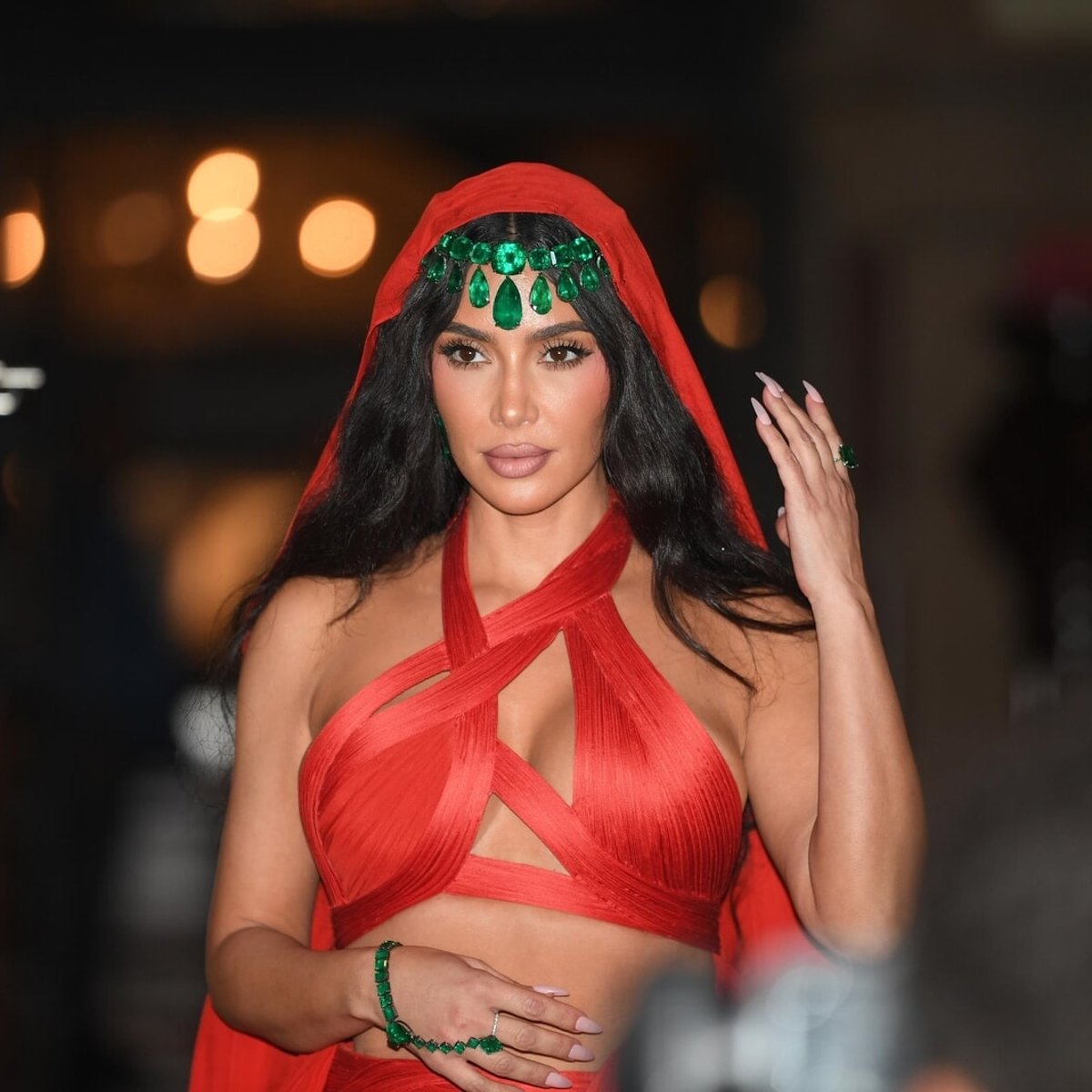 キム・カーダシアン、「SKIMS」の広告で極小面積の「ファーキニ」で限界セクシーを披露！