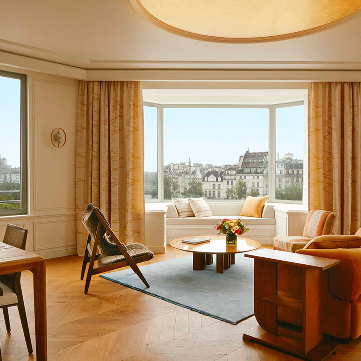 窓の眺めはノートルダム寺院、トゥール・ダルジャンのアパルトマンに眠る!?