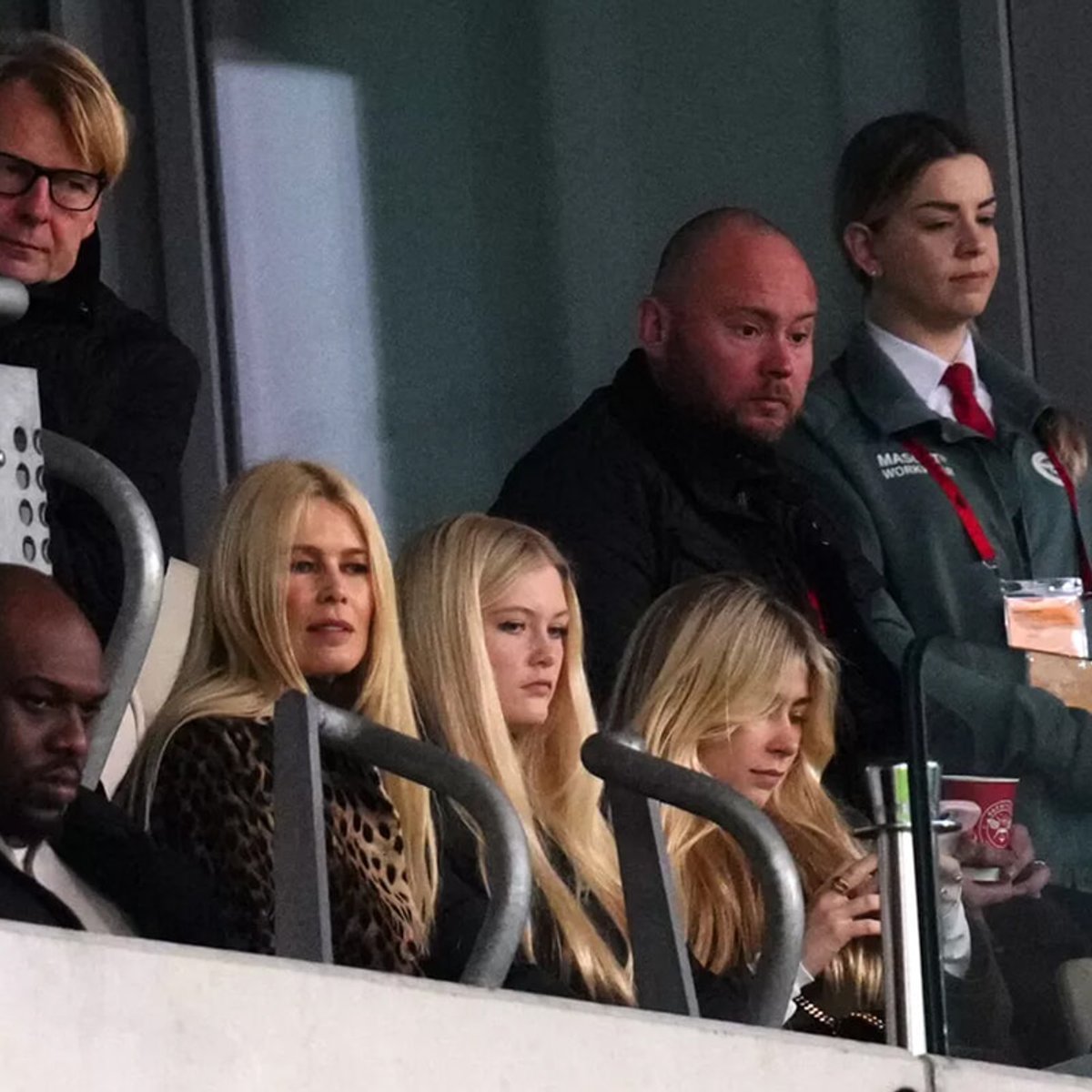 クラウディア・シファー、ふたりの娘たちと登場し話題に。