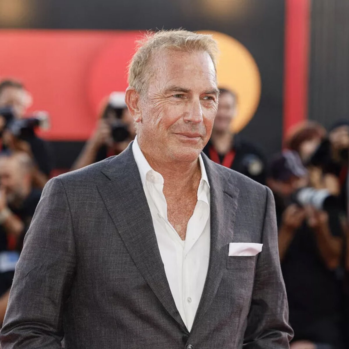 離婚直後のケビン・コスナー、ハリウッドで「最も注目されている独身」に？