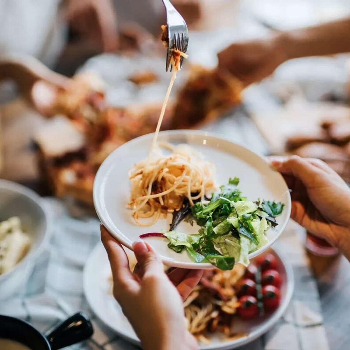 遅すぎも早すぎもNG！より良い睡眠のために最適な「夕食の時間」は？