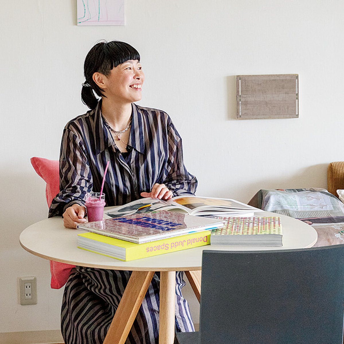 寛いでアートと向き合う。ジュエリーデザイナー阿部好世に飾り方のコツを聞く。