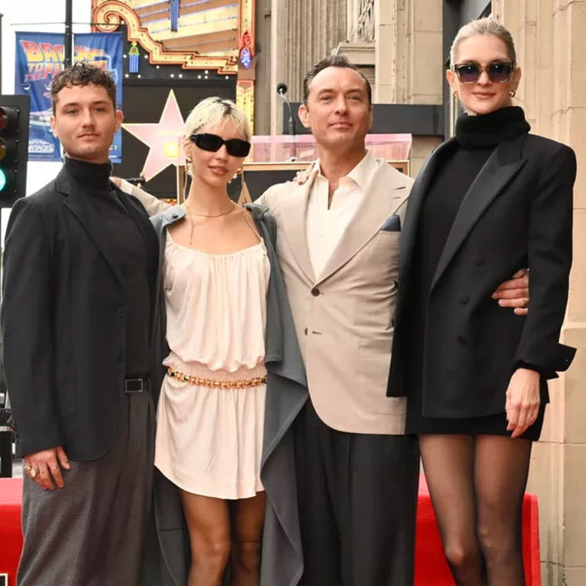 ジュード・ロウ、ハリウッド殿堂入りの会場に美しい妻と子どもたちと登場！