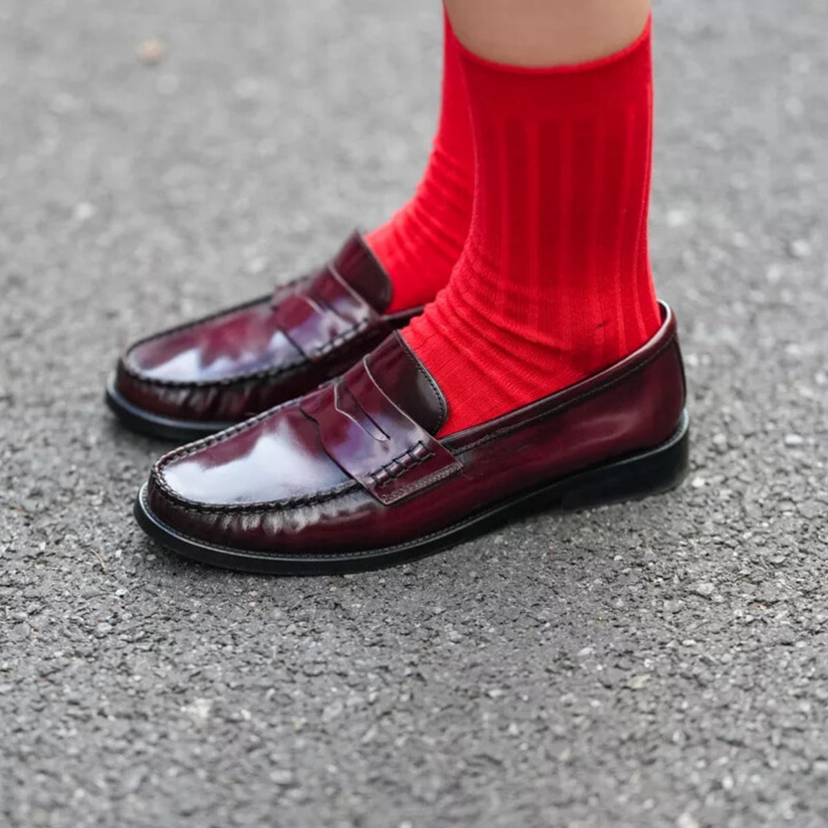 超トレンドアイテム、赤い靴下のパワーを取り入れる。