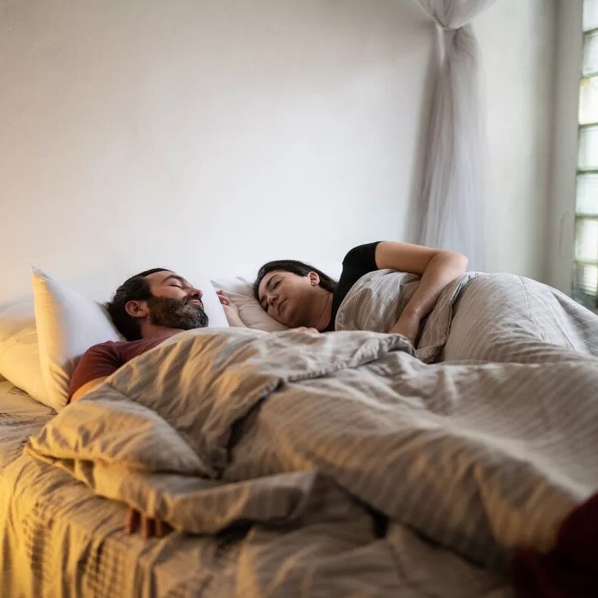 寝つきの悪いパートナーとぐっすり眠るための4つのヒント。