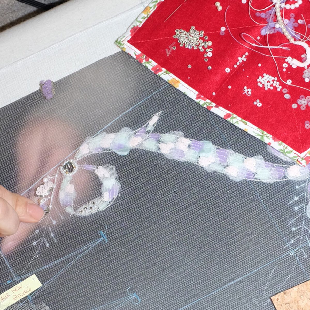 刺繍ルサージュの100周年展、シャネルのメゾンダールle19Mのギャラリーで開催中。