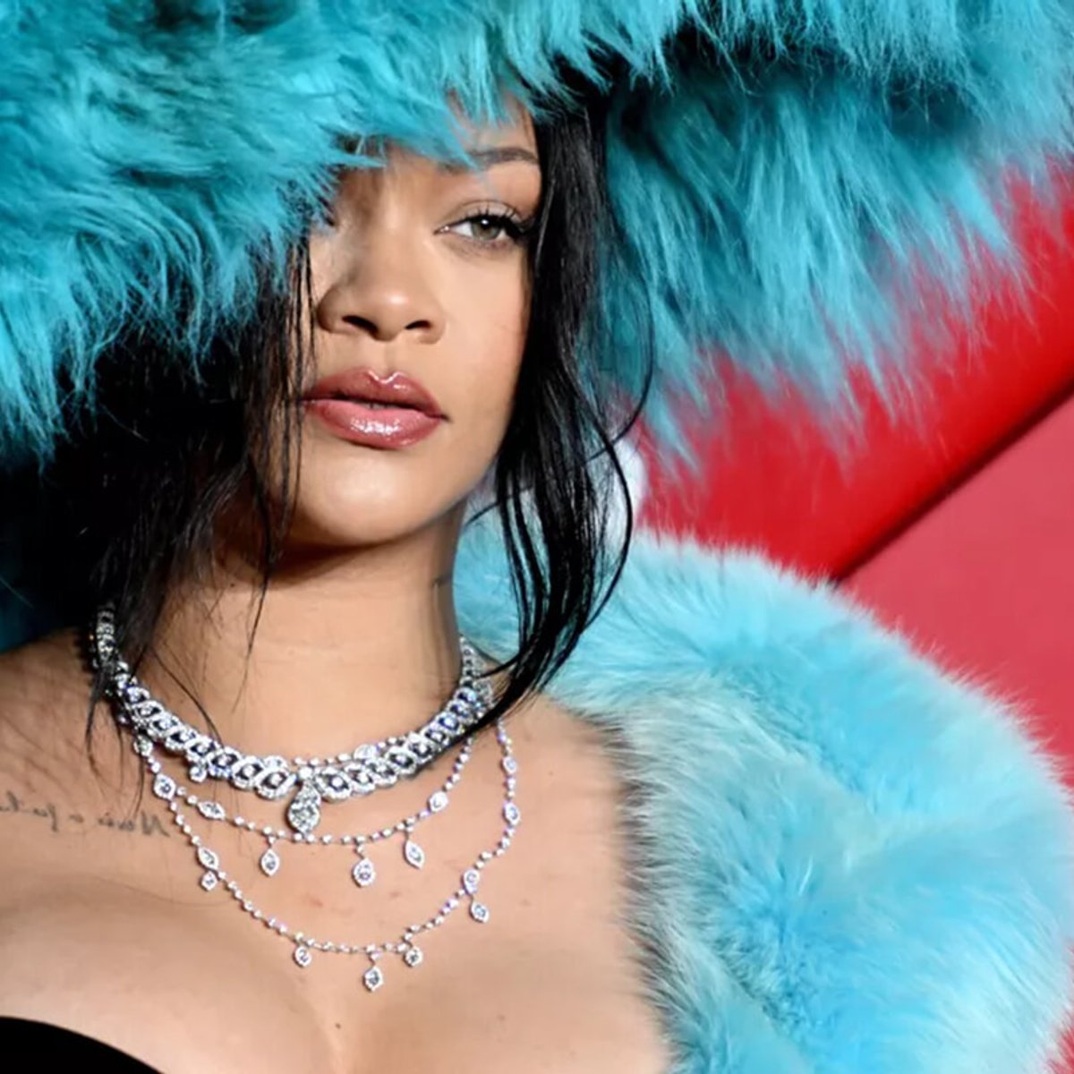 リアーナ、バレンタインに向けて新しい下着をローンチ！