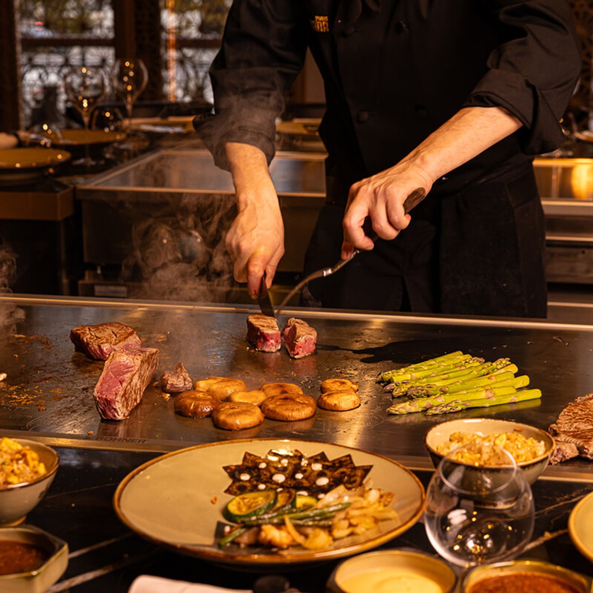 和食ブームのパリ、NYから鉄板焼きのベニハナがやってきた。