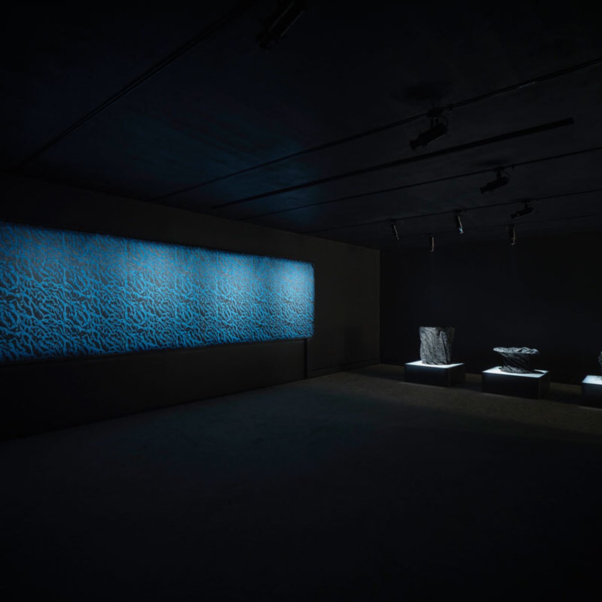 LVMH メティエ ダール、ショールーム初の特別展に選んだのは、西陣織・細尾の「環境を織る」。