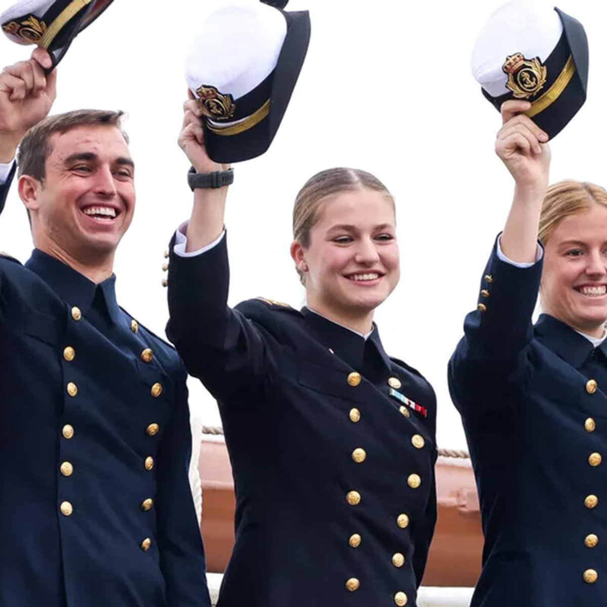 スペインのレオノール王女、軍務で外洋航海へ。フェリペ6世、レティシア王妃と涙の別れ。