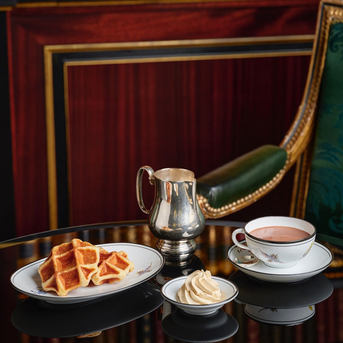 ラ・レゼルヴ・パリで味わう、パトリック・ロジェのショコラショーとゴーフル。