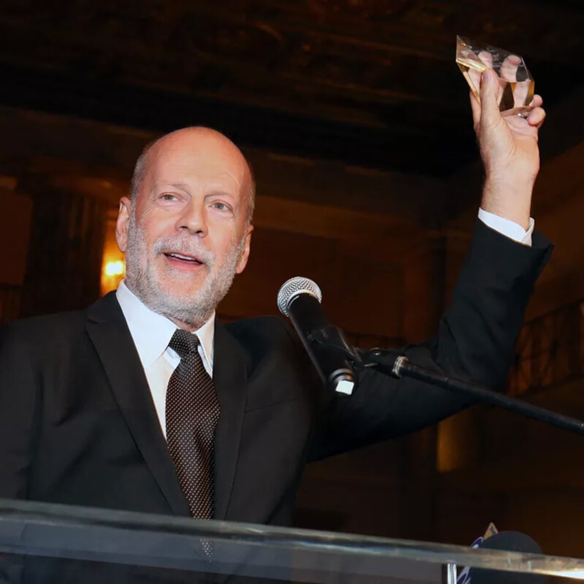 認知症と診断されたブルース・ウィリス、カメラの前に初めて登場！