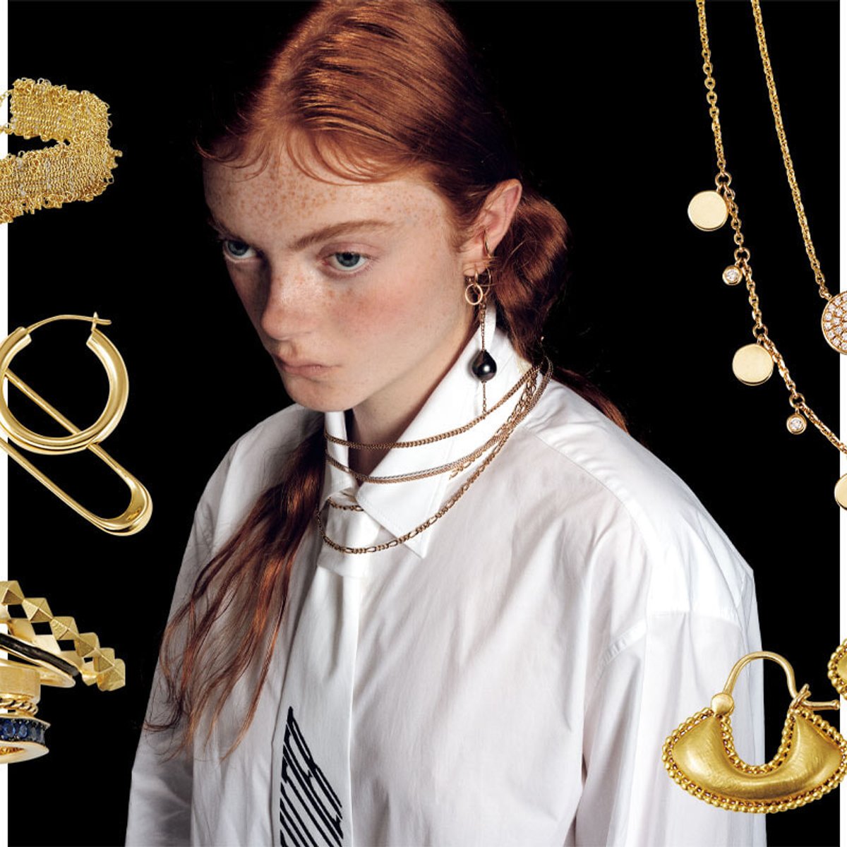 いつもはエレガントなゴールドジュエリーは、あえてパンキッシュなものをセレクト。