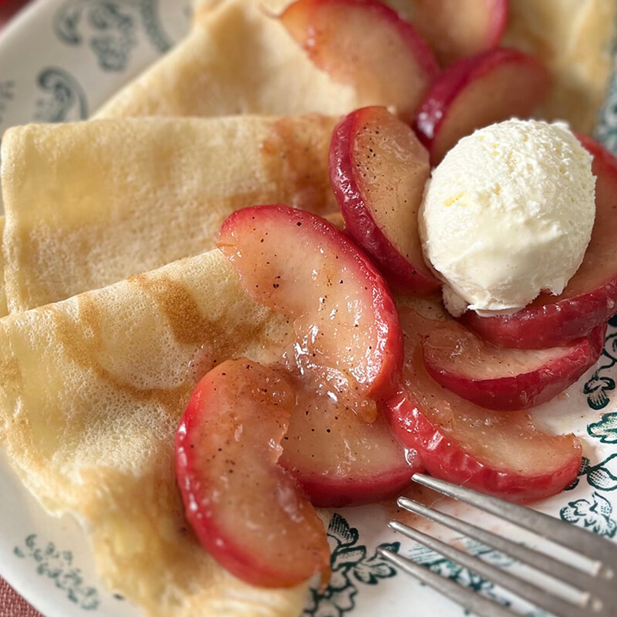 2月2日はクレープの日！　クレープを食べながら、心待ちにしていたフランスの立春をお祝い。