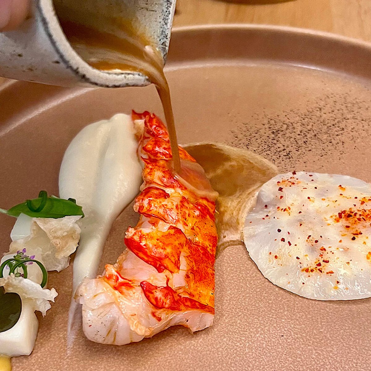 卓上には「賢者の石」が。パリ最古の邸宅のレストラン、オーベルジュ・ドゥ・ニコラ・フラメル。