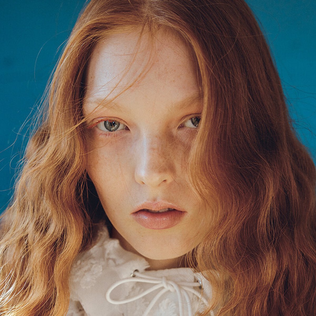 ボヘミアンテイストに合う、カラーマスカラの上手な使い方。【2025年、春のファッション×メイク】